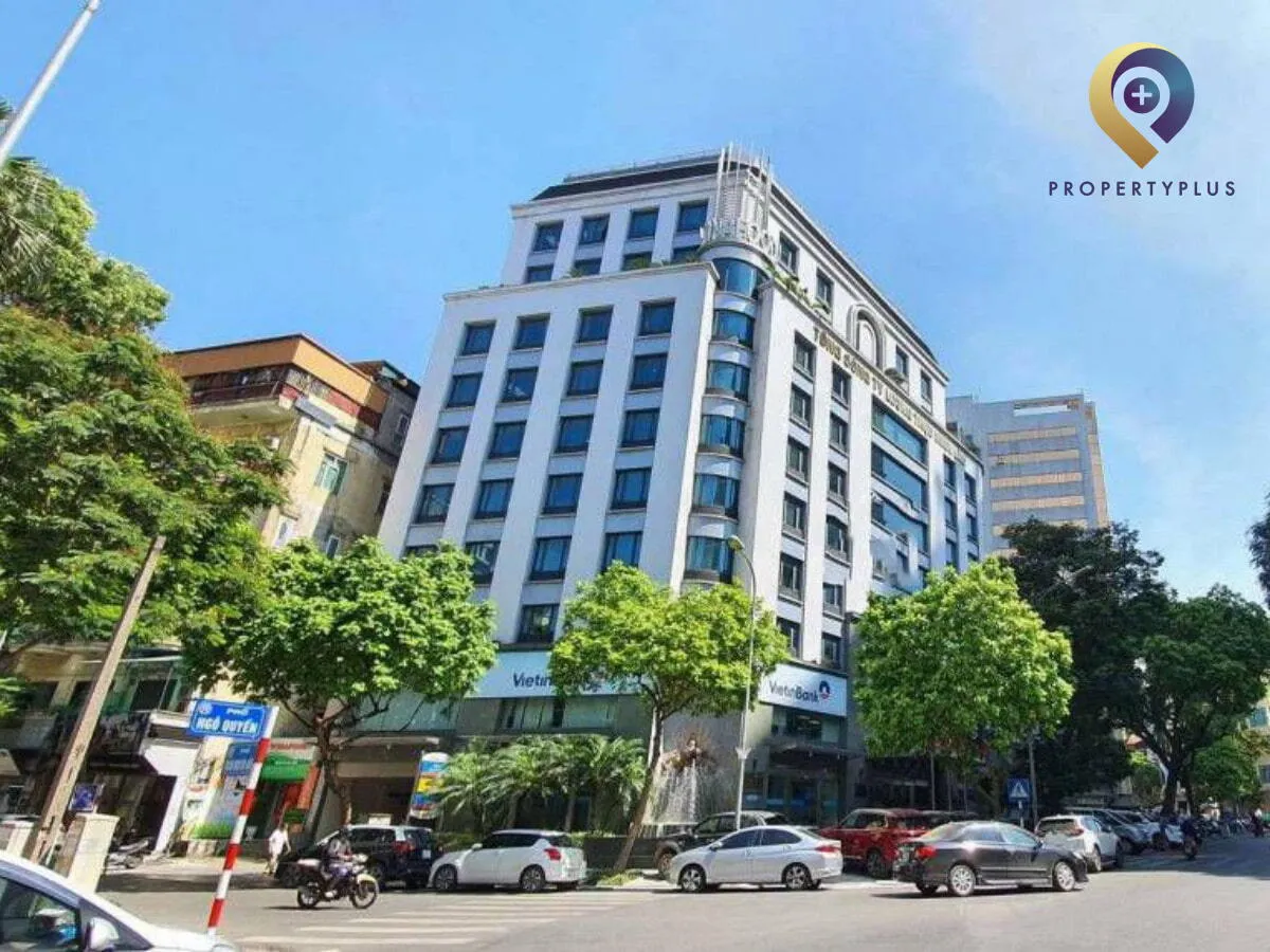 Toàn cảnh tòa nhà Vinafood-1 nổi bật tại trung tâm Hà Nội, hình ảnh bởi Property Plus.